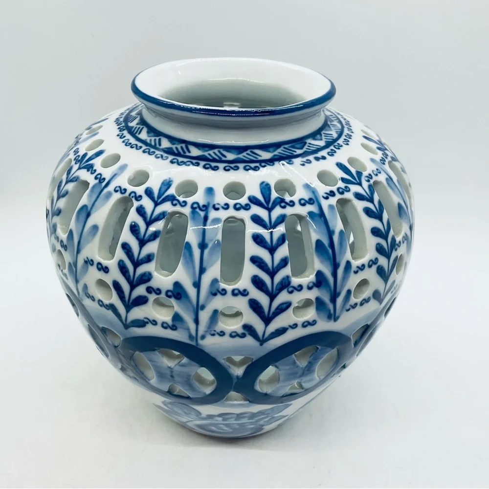 VTG Display Jar Blue&White Cut Out&Floral Leaf Design Ceramic 7” Tall China